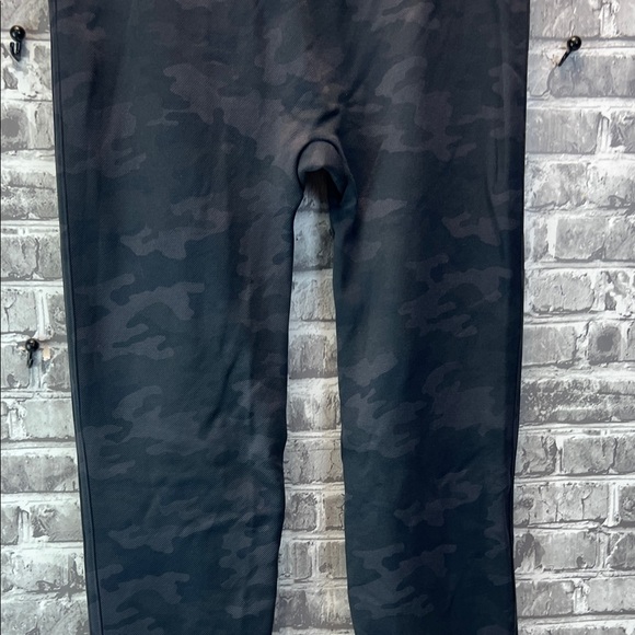 Black Camouflage‎ SPANX Leggings - Picture 3 of 10